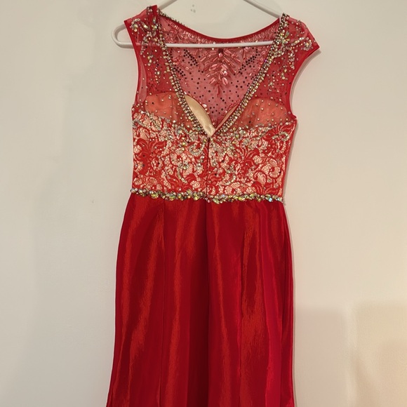 Mac Duggal 82066M in Red. Gorgeous dress - Picture 5 of 10